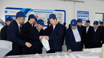 伊東集團(tuán)董事長(zhǎng)楊二喜一行赴內(nèi)蒙古天皓玻纖有限責(zé)任公司和宏河物流公司參觀(guān)學(xué)習(xí)，共探合作新契機(jī)